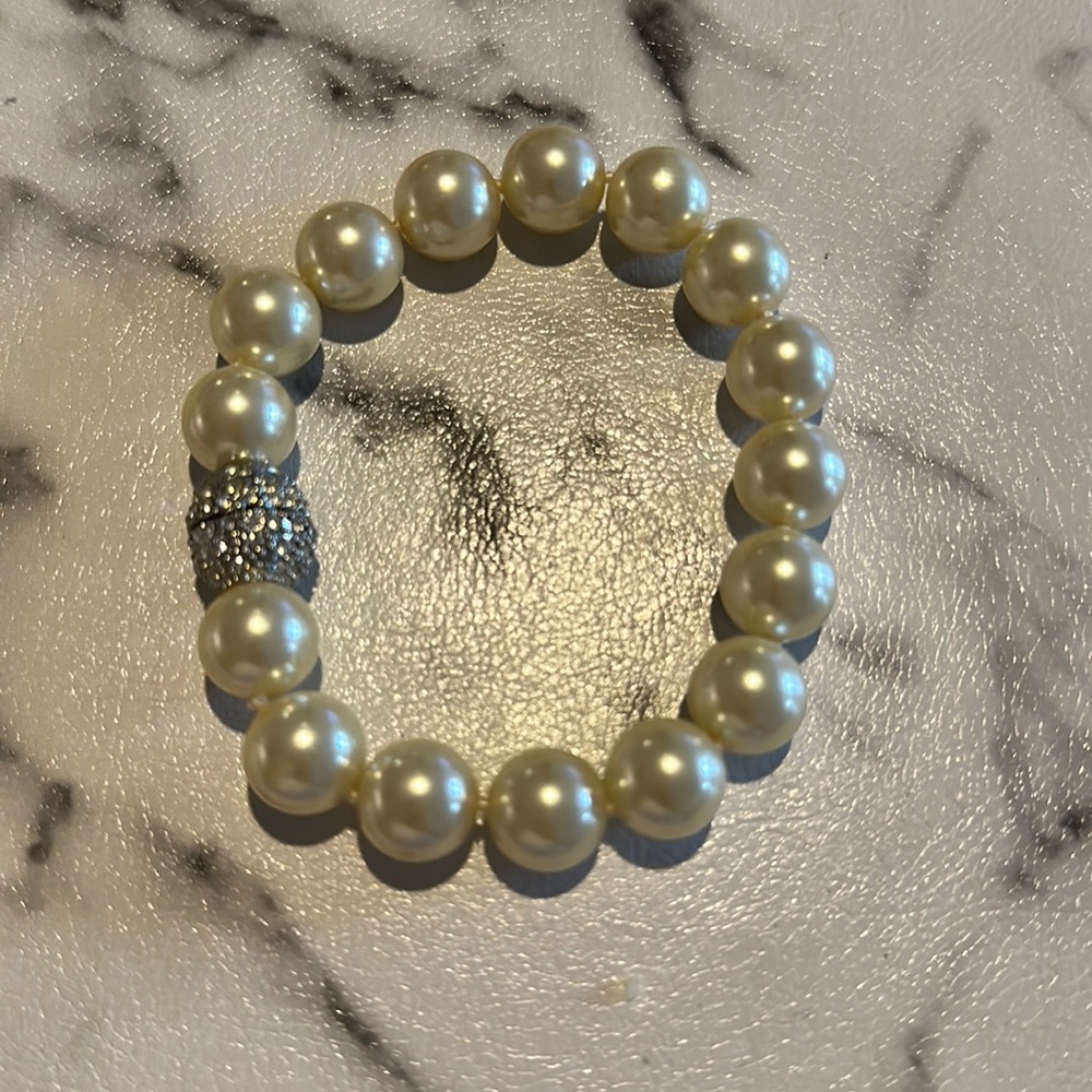 Magnetic 🧲 faux pearl bracelet - never been worn ♥️